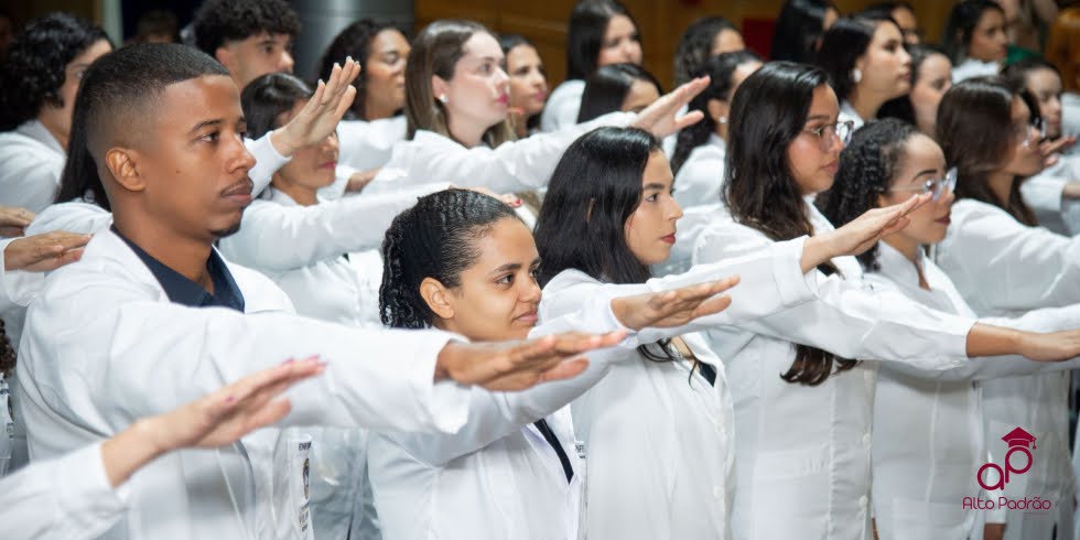 Formatura de Enfermagem: Cerimônias Simbólicas que Encantam
